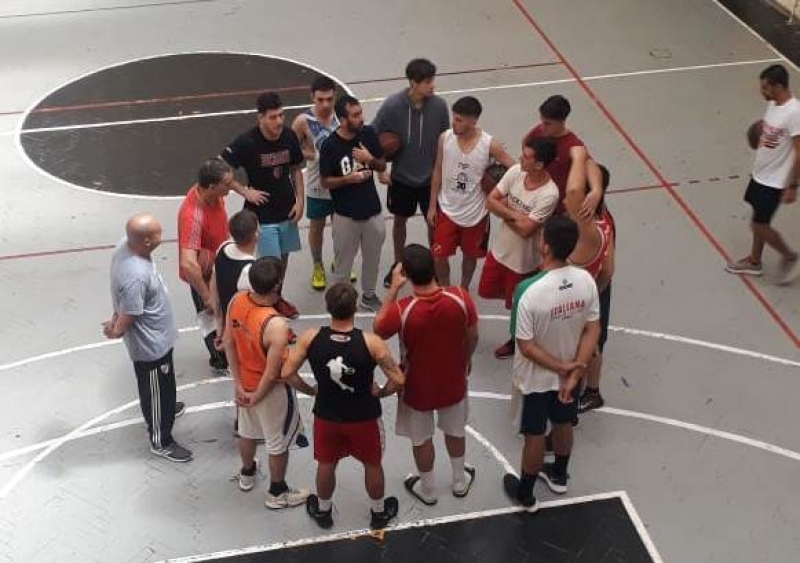 El plantel del Rojo en una charla dentro del gimnasio de La Emilia, prepara el Final Four.