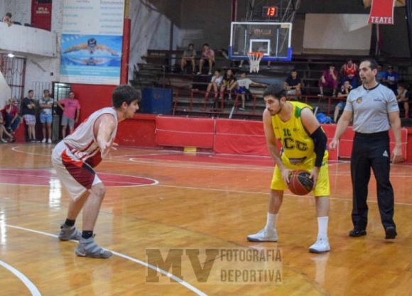 Maxi Gutiérrez frente a la defensa de Fran Ruíz.