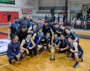 El plantel de Hebraica con la Copa Pilar que se disputará cada temporada.