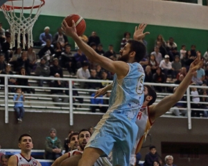 Pato Tabarez rumbo a una bandeja de zurda en su mejor noche ofensiva en la LNB.