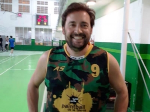 Mauro Belleggia fue la figura de Kimberley, que derrotó a Sanca y con dos juegos pendientes (ante Barsa MdQ y Miramar Básquet) puede clasificar a la Copa de Oro,