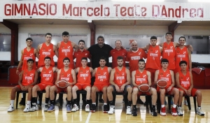 La foto oficial del Rojo de la Avenida en el gimnasio Teate D&#039;Andrea.