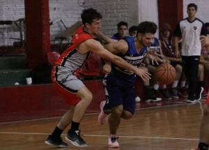 Thomas Lynn (17) defendiendo a Giménez (9), dos de las figuras en La Caldera.