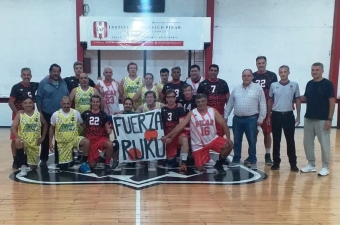 Pilar y Alem unidos con la bandera &quot;Fuerza Ruku&quot; en el gimnasio del Rancho.