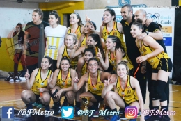 Luciana Ricotti con el plantel de Berazategui campeón Sub 17.