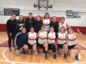 Las Diablas en el gimnasio Teate D&#039;Andrea ganaron el primer partido de la Copa de Oro.