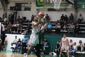 Jesús Cruz anotó 19 puntos y sufrió en defensa a Villa Mitre.