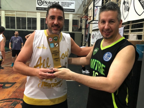 Ariel Sarraute le entrega el Trofeo de campeón a Nicolás Miraldi, capitan de All Boys