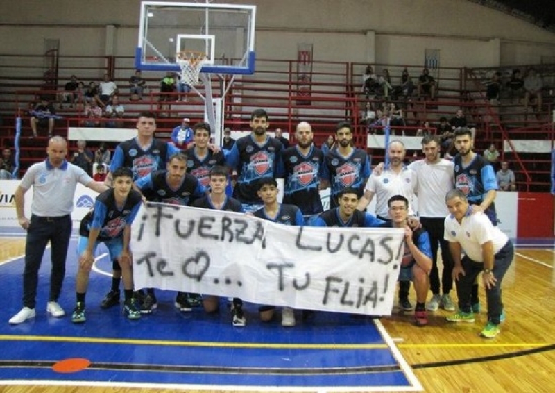 El plantel zarateño con la bandera para el base Lucas Andújar.