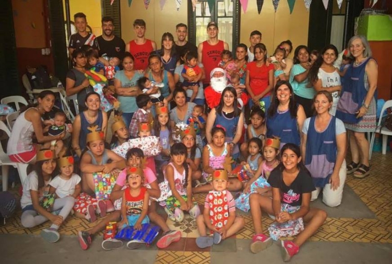 Presidente solidario. NIco Henriques, Lucas Andujar, Nehuén Alvite y Chiqui Paredes llevaron los juguetes que llevaron sus hinchas ante Unión Vecinal a la Fundación Conin.