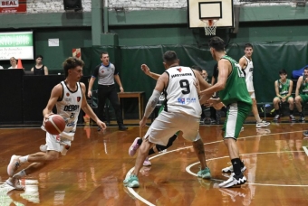 Nico Henriques en acción ante Sarmiento.