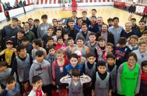 Dirigentes, jugadores, cuerpo tècnico y la familia del Rancho celebraron la llegada a la Liga Argentina.