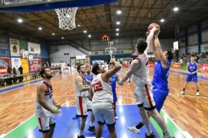 Ignacio Siniuk (8) y la tapa sobre Juan Martín Reggi (9), en un pasaje del tercer cuarto, en el que Porteño selló la victoria ante Caza y Pesca.