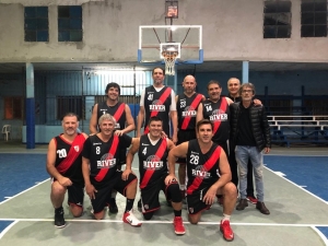 River ganó en Santos Lugares. Parados (de izquierda. a derecha.): Marcelo Pereyra, Sergio Criado, Martín López Lorenz, Jorge Gómez, Víctor Peirone (semitapado) y el DT Ariel Moure. Agachados: Mario Pérez Talamonti, Diego &quot;Uru&quot; Alonso, Martín Levín y Andrés Inaebnit.