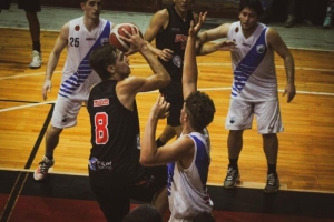 La hora de los pibes. Nacho Delelis (de fondo Sosa) frente a Sambadi, Feldman y Lagos.