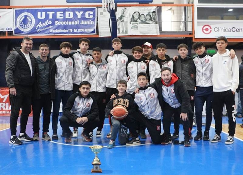 Los pilarenses con su trofeo en Mar del Plata.