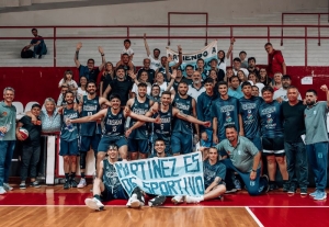 La familia Albiceleste celebró el pase a la semifinal con la infaltable bandera de &quot;Martínez es de Sportivo&quot;