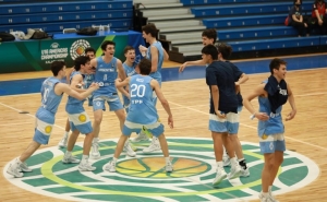 Juan Bocca (20) en el centro de la explosión de Argentina en el festejo ante Brasil.