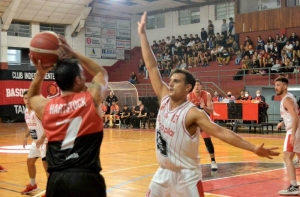 Fede Michelini en defensa de Harstock en la victoria en Tandil.