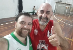 En la previa del partido, los barbados Pablo Pillado (Defensores de Banfield,izquierda) y Jorge &quot;Eber&quot; Placeres (Talleres, derecha) se sacaron una foto. Luego ambos equipos se midieron y la T tuvo la barba más marla.