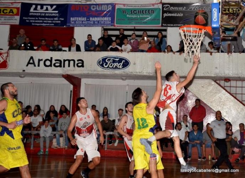 Lautaro Expósito define el ataque en el primer juego de los cuartos de final.