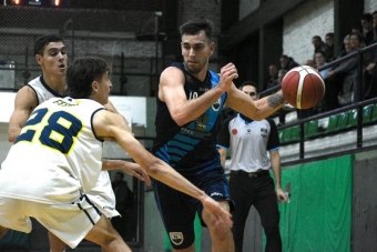 Felipe Sánchez en la conducción del Azul ante APV.