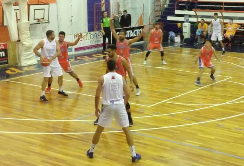 Pappalardi con el balón y Tabarez (13) de espaldas en su primer juego en el Federal.