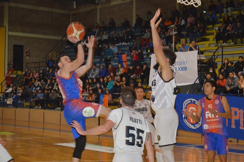 Los Indios le cortó una racha de 10 victorias consecutivas a Deportivo Roca.