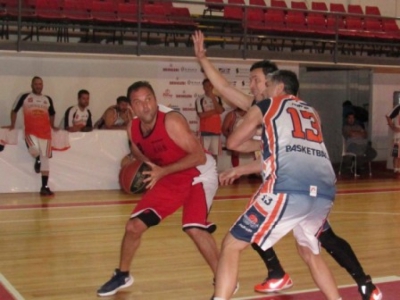 Víctor &quot;Polaco&quot; Rodríguez (Zárate-Campana), uno de los goleadores del certamen, domina el balón en el poste bajo. Eric Peschel (Chivilcoy) lo enfrenta, y por detrás asoma Martín &quot;Chapa&quot; Schapavaloff (Chivilcoy), el otro goleador del certamen