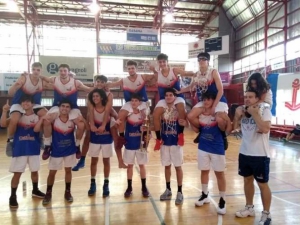 El festejo a &quot;cococho&quot; de los chicos del Ancla en su gimnasio.