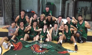 Histórico. Los chicos del Verdinegro celebrando en Baradero.