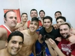 La selfie del Arenero tras la victoria en el gimnasio de Paraná.