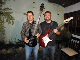 Gustavo Bolff (Izquierda) y Cristian Bolff (Derecha), bajista y guitarrista de El Cuento, respectivamente, y jugadores de Los Indios de Moreno B +35.