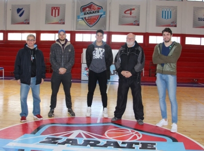 Comelli, Pineda, Carugatti, Cichero y Aranda en el gimnasio de Paraná.
