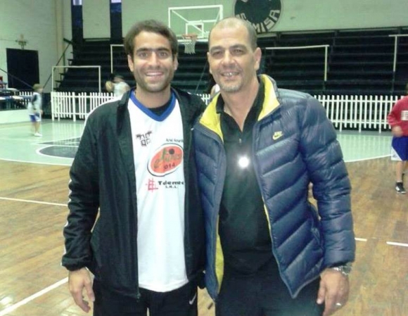 Gastón Petrella junto a Oveja Hernández. Desde anoche dirige a oro Básket.