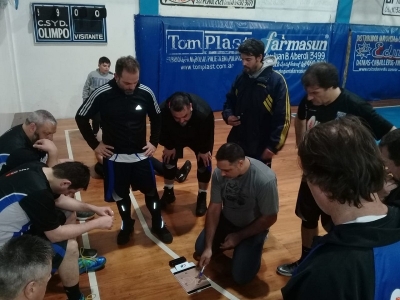 Darío "Mexicano" Calvino brinda instrucciones a sus dirigidos durante un tiempo muerto del partido disputado anoche en Lanús.