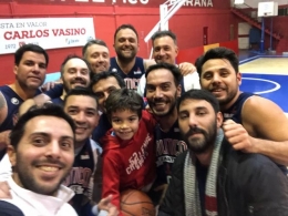La selfie del Maxi-Ancla en el Carlos Vasino tras vencer a Paraná.