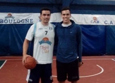 Pablo Melo (izquierda) regresó a una competencia oficial para Atlético Boulogne tras 22 años, y Nicolás, su hijo (derecha) lo acompañó.