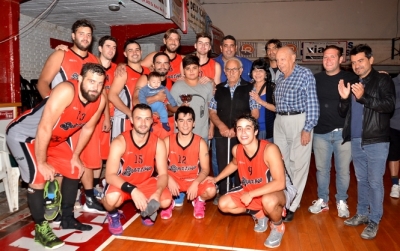 Sportivo Pilar con la Copa El Diario de manos de su director, junto a la familia de Teate D'Andrea.