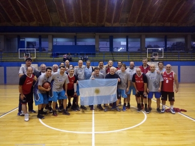 Ambos equipos posaron con la bandera argentina antes del partido, con la bandera
