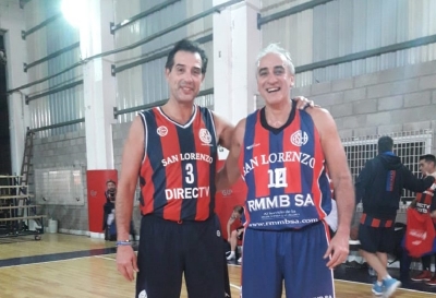 Hugo Belli (izquierda), junto a José Mansilla (derecha), que vino a darle una mano a los pibes del +43.