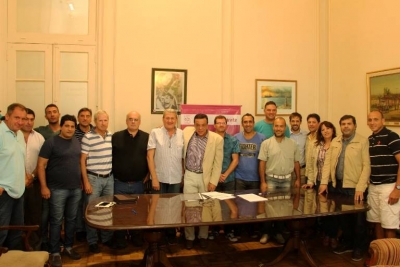 Los representantes de los clubes de Zárate y la ABZC junto al intendente Cáffaro tras la firma del convenio.