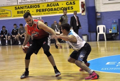 Facundo Madoz esconde el balón ante la presión defensiva de Juan Cruz Gallardo.