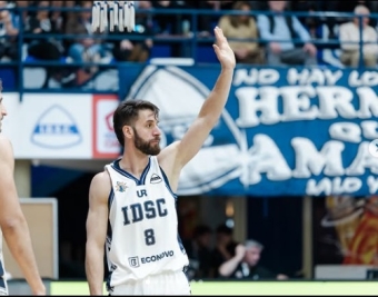 Pato levanta la mano por Oliva