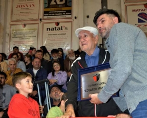 Eduardo Mancini recibiendo la plaqueta que le dio su nombre a la tribuna del club Presidente Derqui.