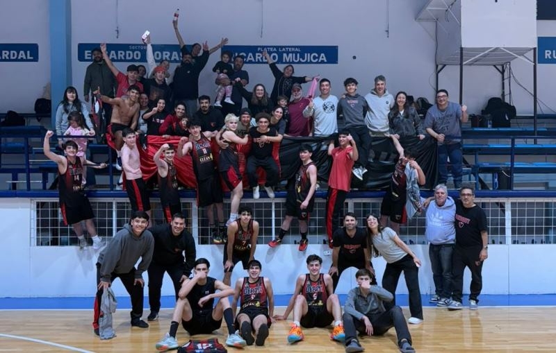 El festejo de jugadores y la hinchada en Patagones.