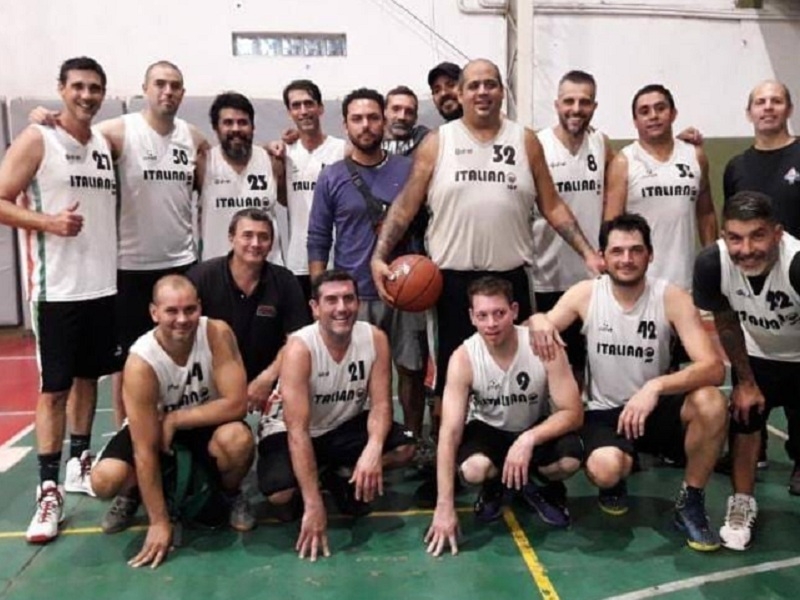 De a poco, los Fantasmas (nuevo apodo de los Tanos) empiezan a aparecer, aunque las cámaras todavía no logran captarlos de manera nítida. Pero cuentan por ahí que Pablo &quot;Shak&quot; Gómez empezó un curso de fotografía a distancia para obtener sus fotos.
