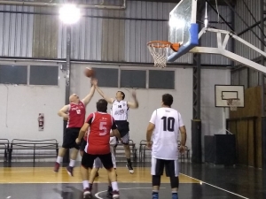 Ricardo &quot;Minion&quot; Lorenzo (6) y Gabriel &quot;Gladiador&quot; Goldberg (9) buscan el rebote en lo alto