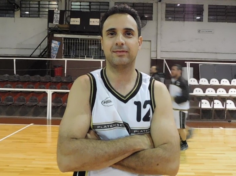 Roberto Bonfiglio fue una vez más uno de los goleadores de Platense en su visita victoriosa a Villa del Parque.