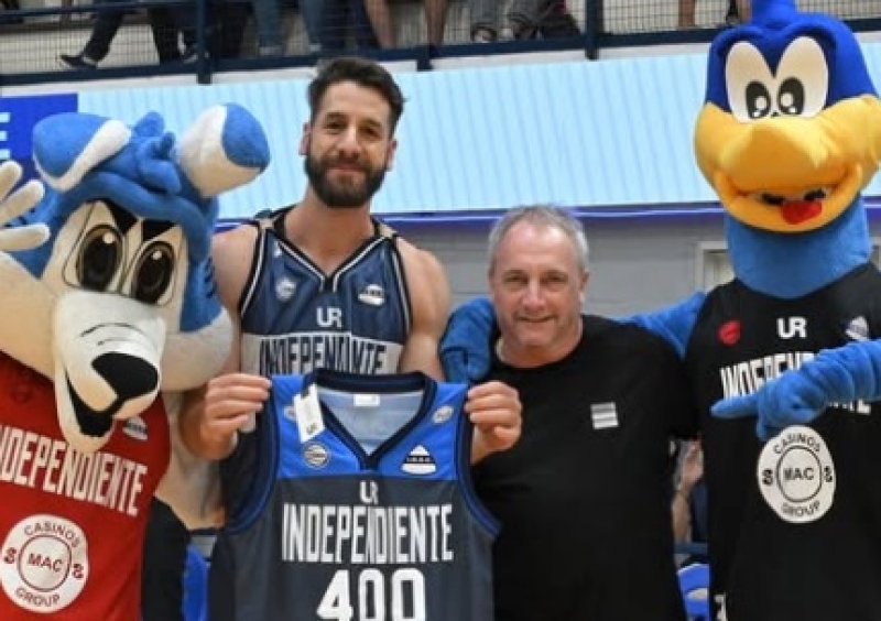 La remera de los 400 partidos que ya está en el museo de Tabarez.